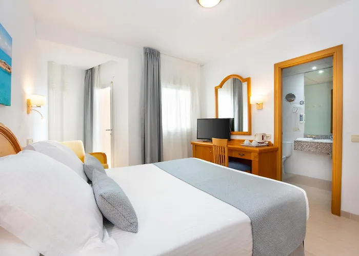 Valentin Reina - Adults Only 4* باغيرا